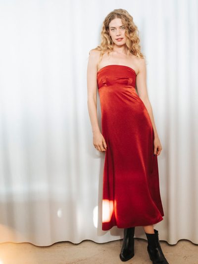 Σατέν στράπλες φόρεμα